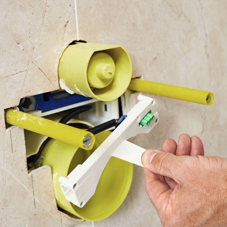 Alternatief: montage van de tussenvloer in de Power & Connect Box door de elektricien na het bekleden Alternatief: montage van de tussenvloer in de Power & Connect Box door de elektricien na het bekleden