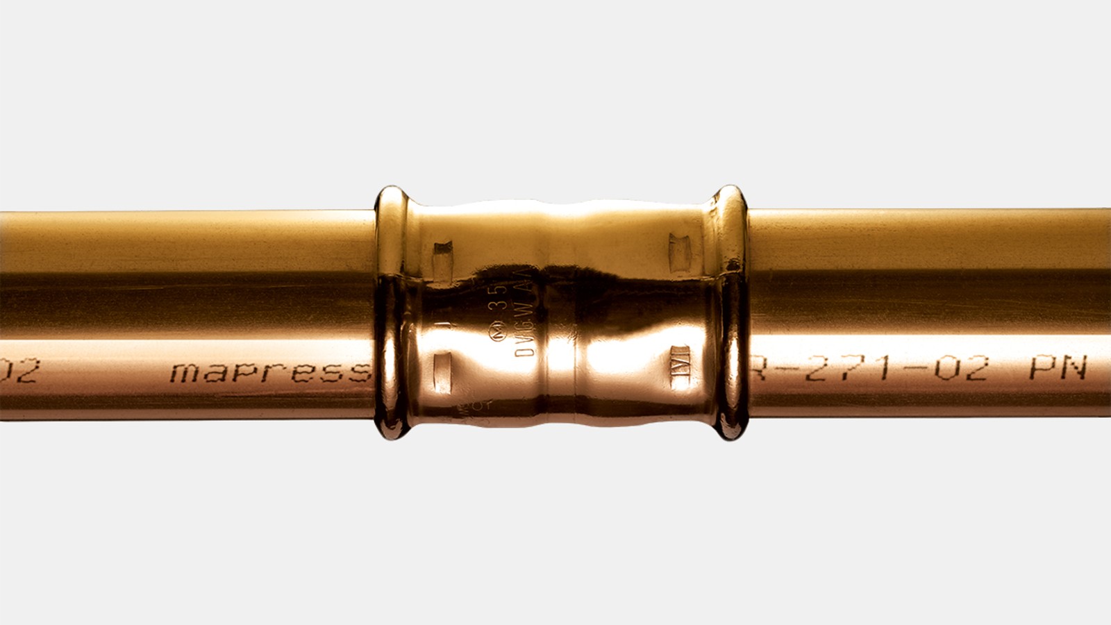 Persverbinding van een Geberit Mapress CuNiFe mof en een Geberit Mapress CuNiFe systeembuis Persverbinding van een Geberit Mapress CuNiFe mof en een Geberit Mapress CuNiFe systeembuis