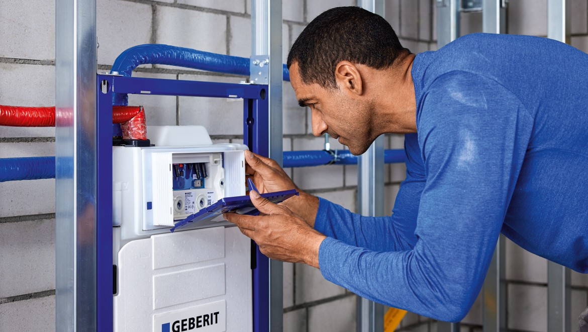 Monteur installeeert het Geberit Hygiëne Systeem Monteur installeeert het Geberit Hygiëne Systeem