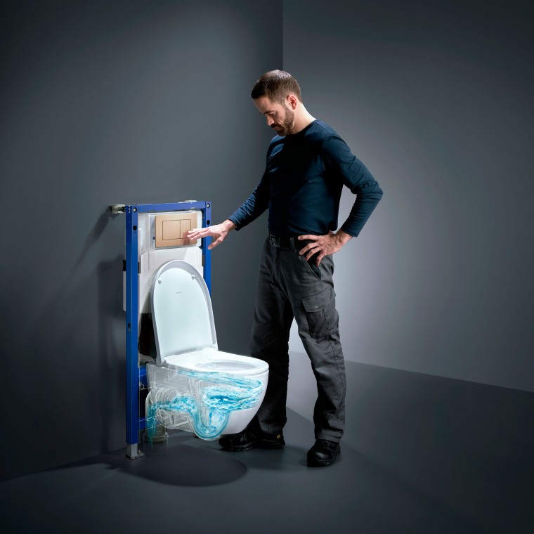 Man bedient Acanto wc met TurboFlush-spoeltechnologie, Sigma40 bedieningsplaat en de nieuwe Geberit Duofix Man bedient Acanto wc met TurboFlush-spoeltechnologie, Sigma40 bedieningsplaat en de nieuwe Geberit Duofix
