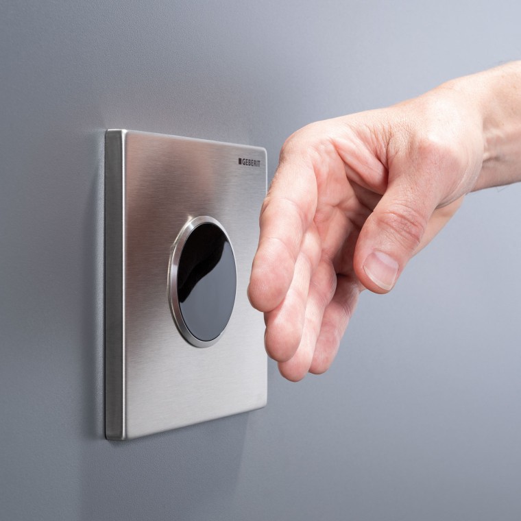 Touch-free urinoirsturing met infrarood-technologie maakt programmering op basis van behoeften en betrouwbare spoelsturing mogelijk Touch-free urinoirsturing met infrarood-technologie maakt programmering op basis van behoeften en betrouwbare spoelsturing mogelijk