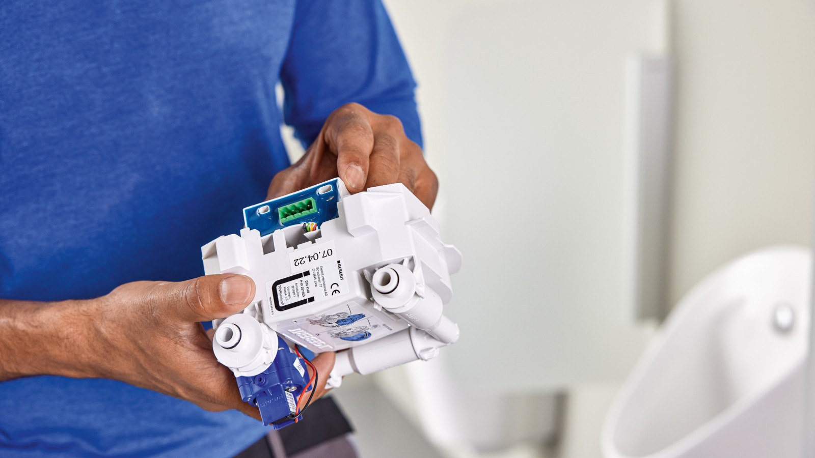 Plaatsen van de Geberit Bus Converter in de geïntegreerde urinoirbesturing.