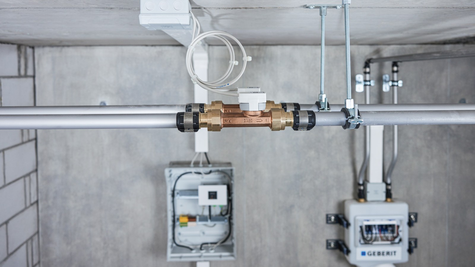 De Geberit-sensoren voor GEBUS worden direct op de Gateway aangesloten