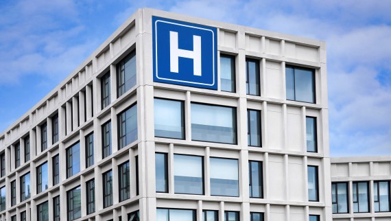 Gebruik van Geberit Connect voor het behoud van de drinkwaterhygiëne in ziekenhuizen en andere zorg- en gezondheidsinstellingen (© 2023 Spiroview Inc/Shutterstock)