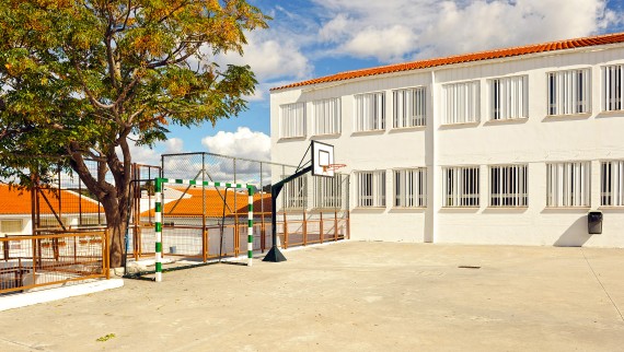 Gebruik van Geberit Connect voor het waarborgen van de drinkwaterhygiëne in openbare gebouwen zoals scholen en kinderdagverblijven (© 2018 joserpizarro/Shutterstock)