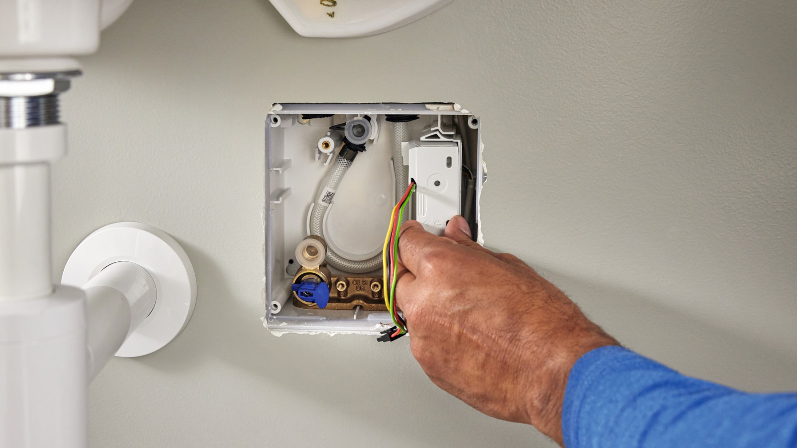 Plaatsen van de GEBUS Converter in de functionbox van de wastafelmengkraan.