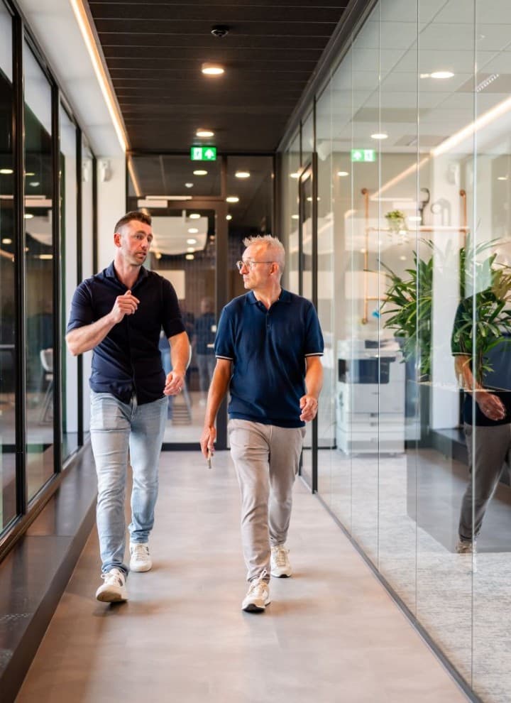 Productmanager Bas van Beek van Geberit in overleg met Marco Lek projectleider van Hoogendoorn Productmanager Bas van Beek van Geberit in overleg met Marco Lek projectleider van Hoogendoorn