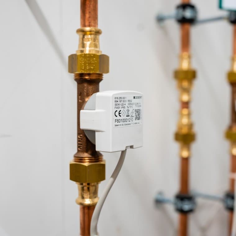 De connectoren zijn op de leidingen gemonteerd De connectoren zijn op de leidingen gemonteerd