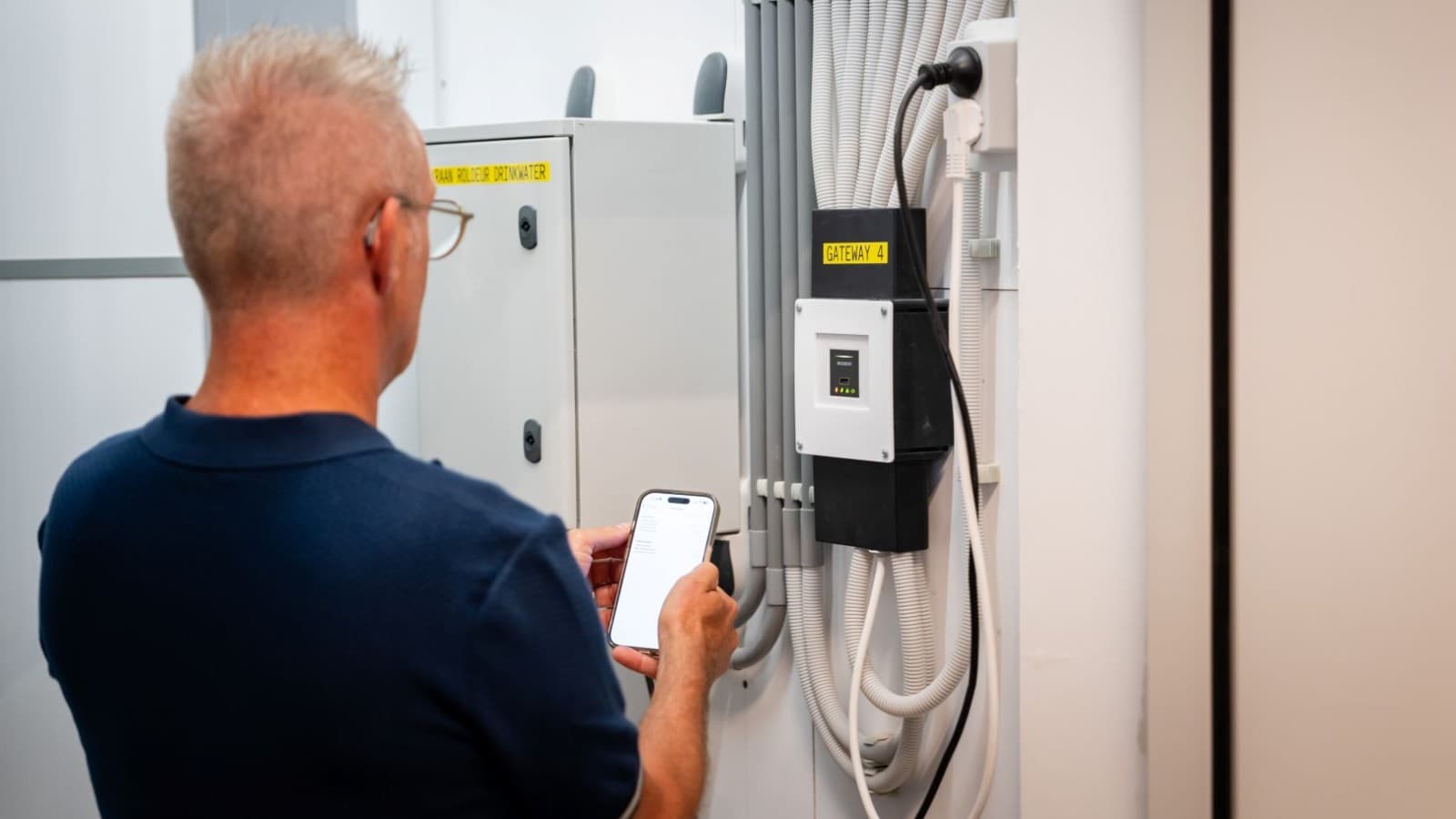 Marco bekijkt de data van de sanitairgroep om de prestaties te monitoren. Marco bekijkt de data van de sanitairgroep om de prestaties te monitoren.