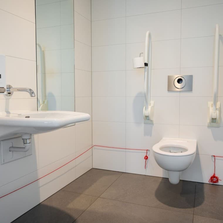 Een toegankelijke IT-sanitaire ruimte onderstreept de aandacht voor comfort en inclusiviteit Een toegankelijke IT-sanitaire ruimte onderstreept de aandacht voor comfort en inclusiviteit