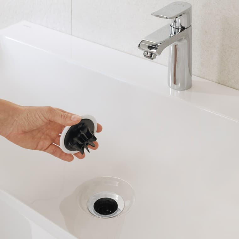 Verticale afvoer met uitneembare kamvormige haarzeef Verticale afvoer met uitneembare kamvormige haarzeef