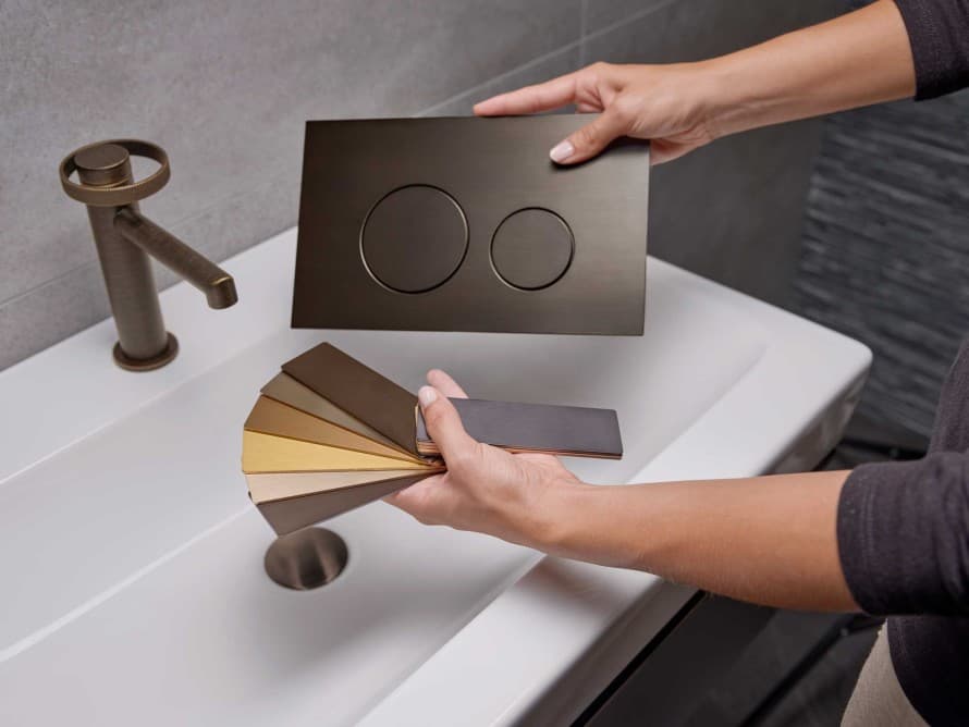 Geberit Sigma40, passend bij de wastafelkraan in de metalen afwerking aged bronze. Geberit Sigma40, passend bij de wastafelkraan in de metalen afwerking aged bronze.