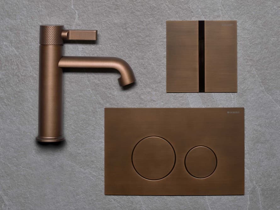 De Geberit Sigma40 bedieningsplaat en de Type 40 urinoirbediening hebben een luxe afwerking in de metaalkleur geborsteld roodgoud. De kleur is perfect op elkaar afgestemd, waardoor de wc, het urinoir en de kraan samen één stijlvol geheel vormen. De Geberit Sigma40 bedieningsplaat en de Type 40 urinoirbediening hebben een luxe afwerking in de metaalkleur geborsteld roodgoud. De kleur is perfect op elkaar afgestemd, waardoor de wc, het urinoir en de kraan samen één stijlvol geheel vormen.