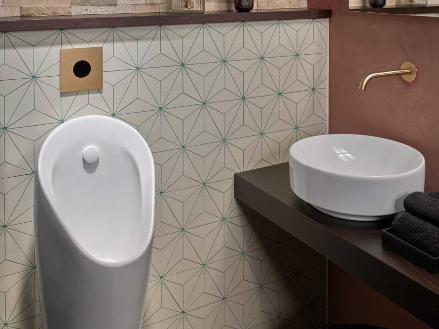 De Type 40 urinoirbediening met automatische, contactloze spoeling past perfect bij wastafelkranen van bekende topmerken. Zo ontstaat een luxe en moderne uitstraling in de toiletruimte, waarbij alles mooi op elkaar is afgestemd en het design tot in de details klopt. De Type 40 urinoirbediening met automatische, contactloze spoeling past perfect bij wastafelkranen van bekende topmerken. Zo ontstaat een luxe en moderne uitstraling in de toiletruimte, waarbij alles mooi op elkaar is afgestemd en het design tot in de details klopt.