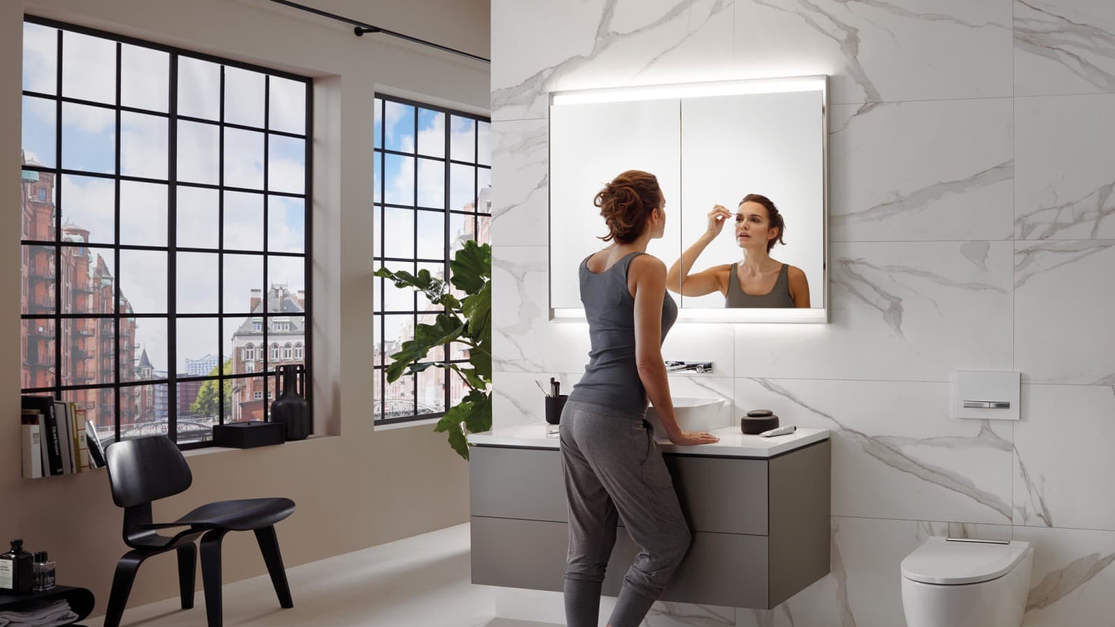 Vrouw in een badkamer met Geberit ComfortLight Vrouw in een badkamer met Geberit ComfortLight