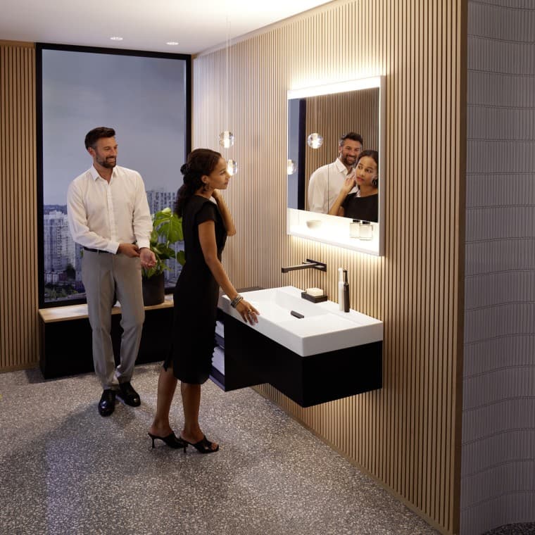 Man en vrouw in de badkamer van de Geberit ONE‑badkamerserie Man en vrouw in de badkamer van de Geberit ONE‑badkamerserie