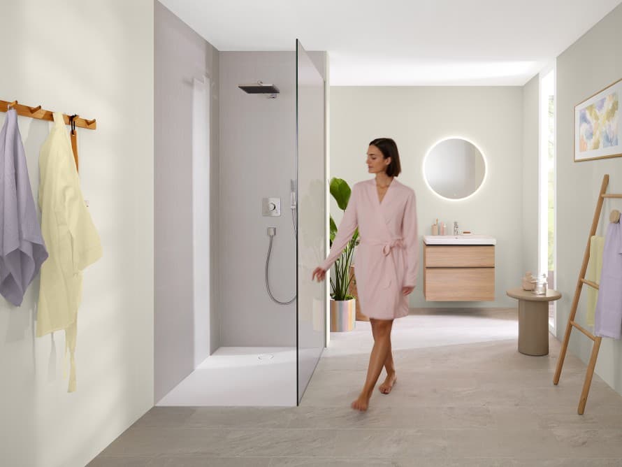 Vrouw in een moderne, lichte badkamer Vrouw in een moderne, lichte badkamer