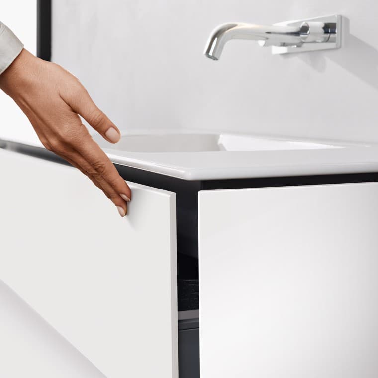 Wastafelonderkast van Geberit ONE met push-to-open-functie. Wastafelonderkast van Geberit ONE met push-to-open-functie.