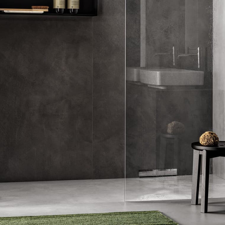 Een gelijkvloerse douche met wandafvoer Een gelijkvloerse douche met wandafvoer