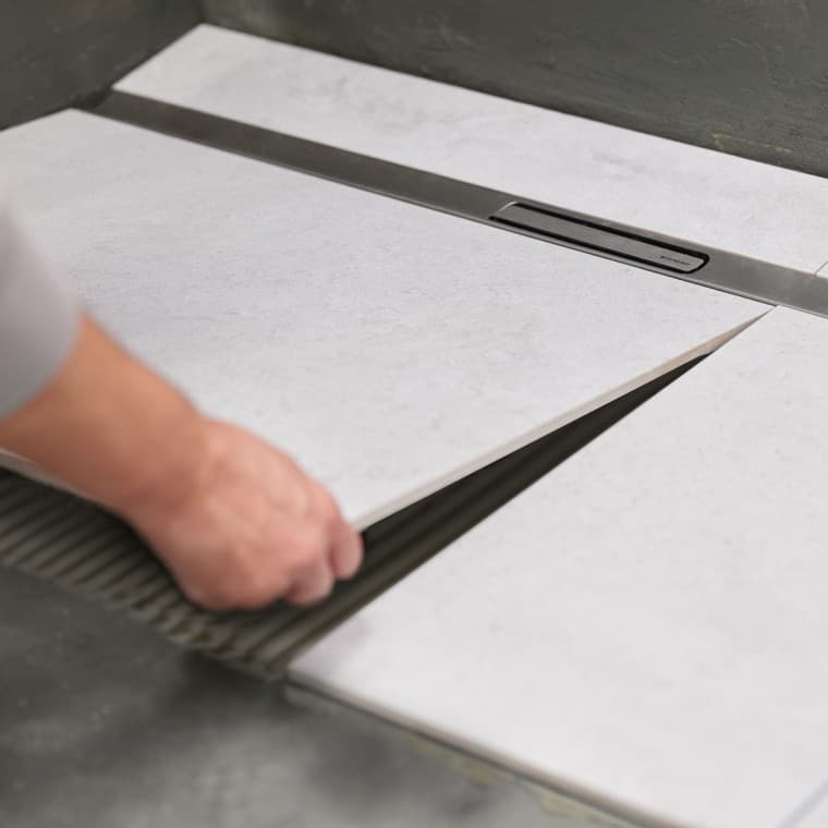 De verankering garandeert een stabiele en veilige bevestiging in de vloer. De verankering garandeert een stabiele en veilige bevestiging in de vloer.