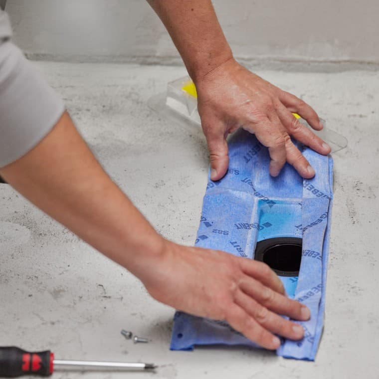 Geberit douchvloergoten worden standaard geleverd met een af fabriek gemonteerde afdichting. Geberit douchvloergoten worden standaard geleverd met een af fabriek gemonteerde afdichting.