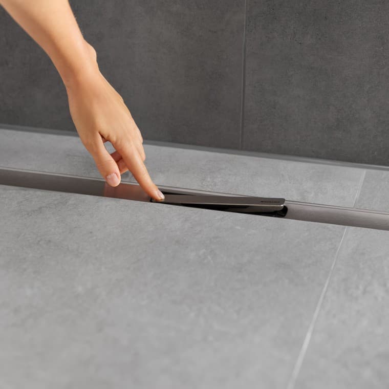 De kamvormige haarzeef vangt vuil en haren op en is eenvoudig te verwijderen en schoon te maken. De kamvormige haarzeef vangt vuil en haren op en is eenvoudig te verwijderen en schoon te maken.