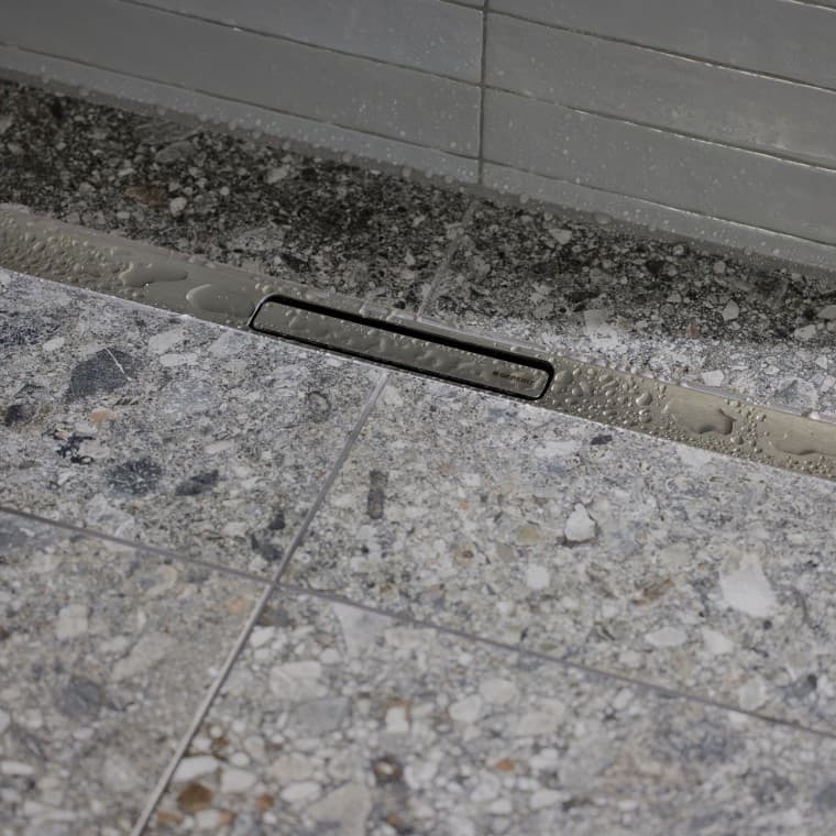 Het water wordt afgevoerd via een elegant roestvrijstalen profiel Het water wordt afgevoerd via een elegant roestvrijstalen profiel