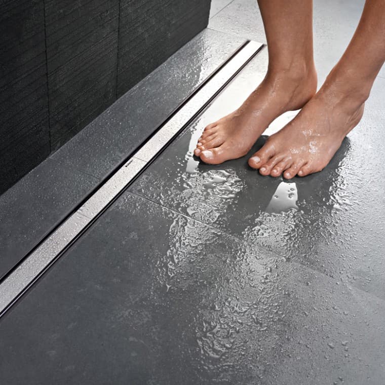 Het water loopt weg via een elegant profiel van roestvrij staal. Het water loopt weg via een elegant profiel van roestvrij staal.