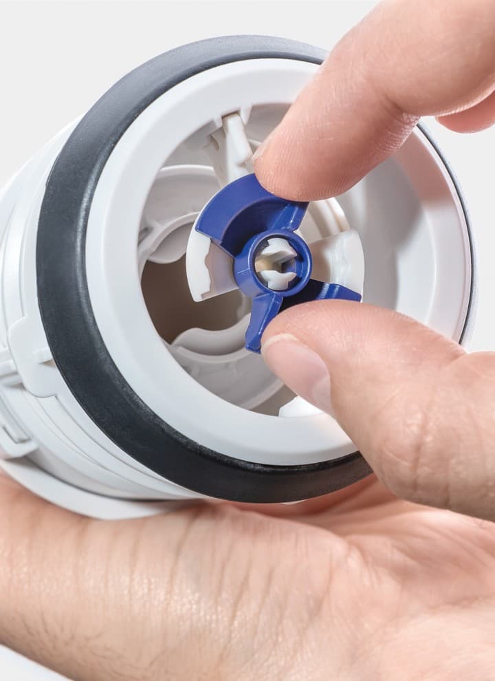 Het spoelventiel in het Geberit reservoir is eenvoudig te reinigen (© Geberit) Het spoelventiel in het Geberit reservoir is eenvoudig te reinigen (© Geberit)