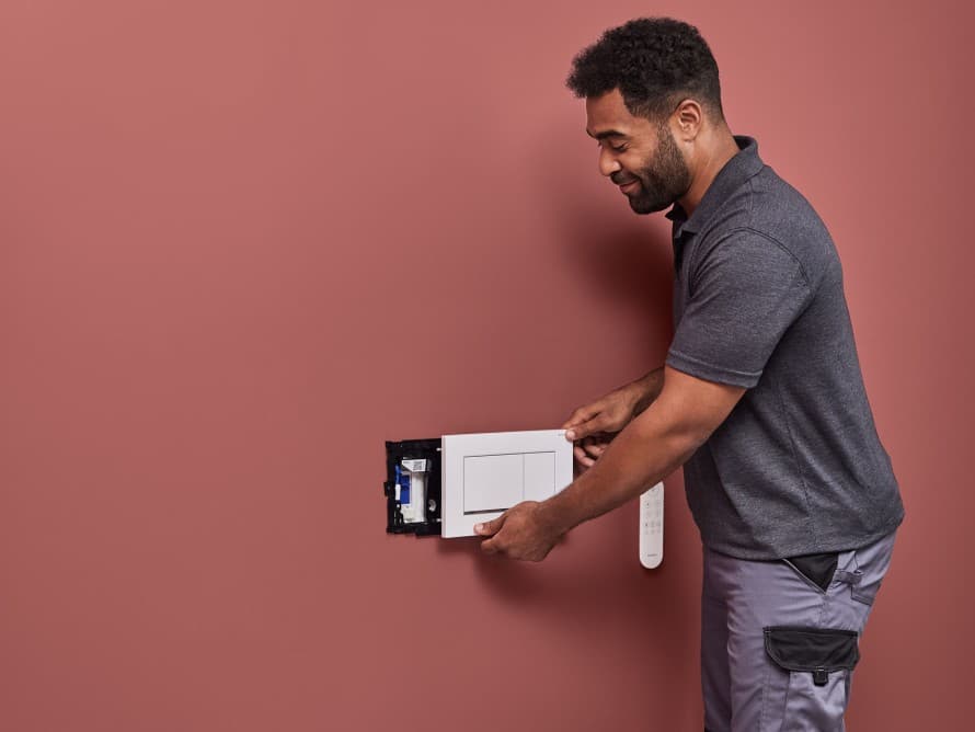 Man installeert Geberit DuoFresh Man installeert Geberit DuoFresh