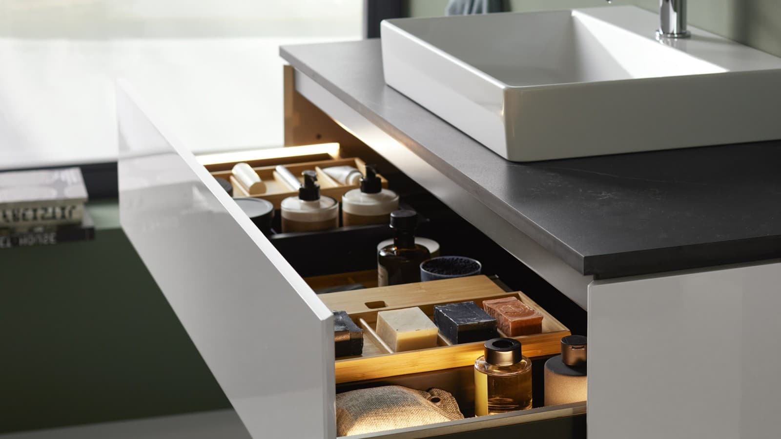 Open Geberit ONE wastafelonderkast met greeploze lade Open Geberit ONE wastafelonderkast met greeploze lade