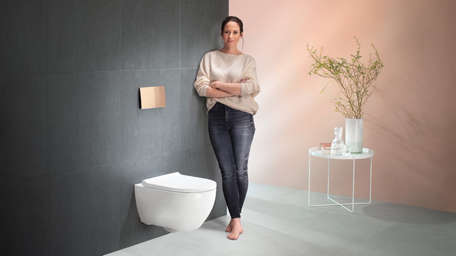 Tevreden vrouw bij haar Geberit Acanto wc Tevreden vrouw bij haar Geberit Acanto wc