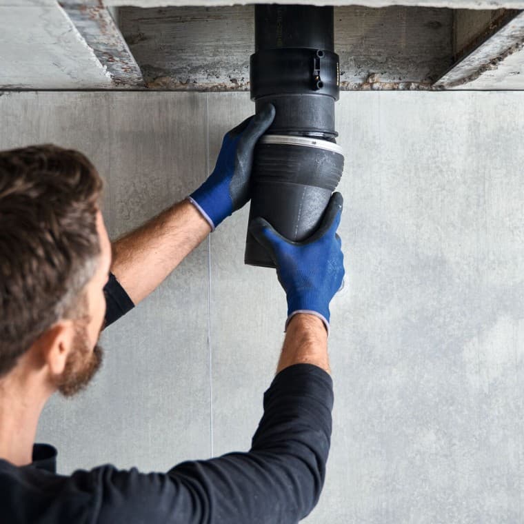 Installatie van een Geberit Silent-db20 Offset-fitting Installatie van een Geberit Silent-db20 Offset-fitting