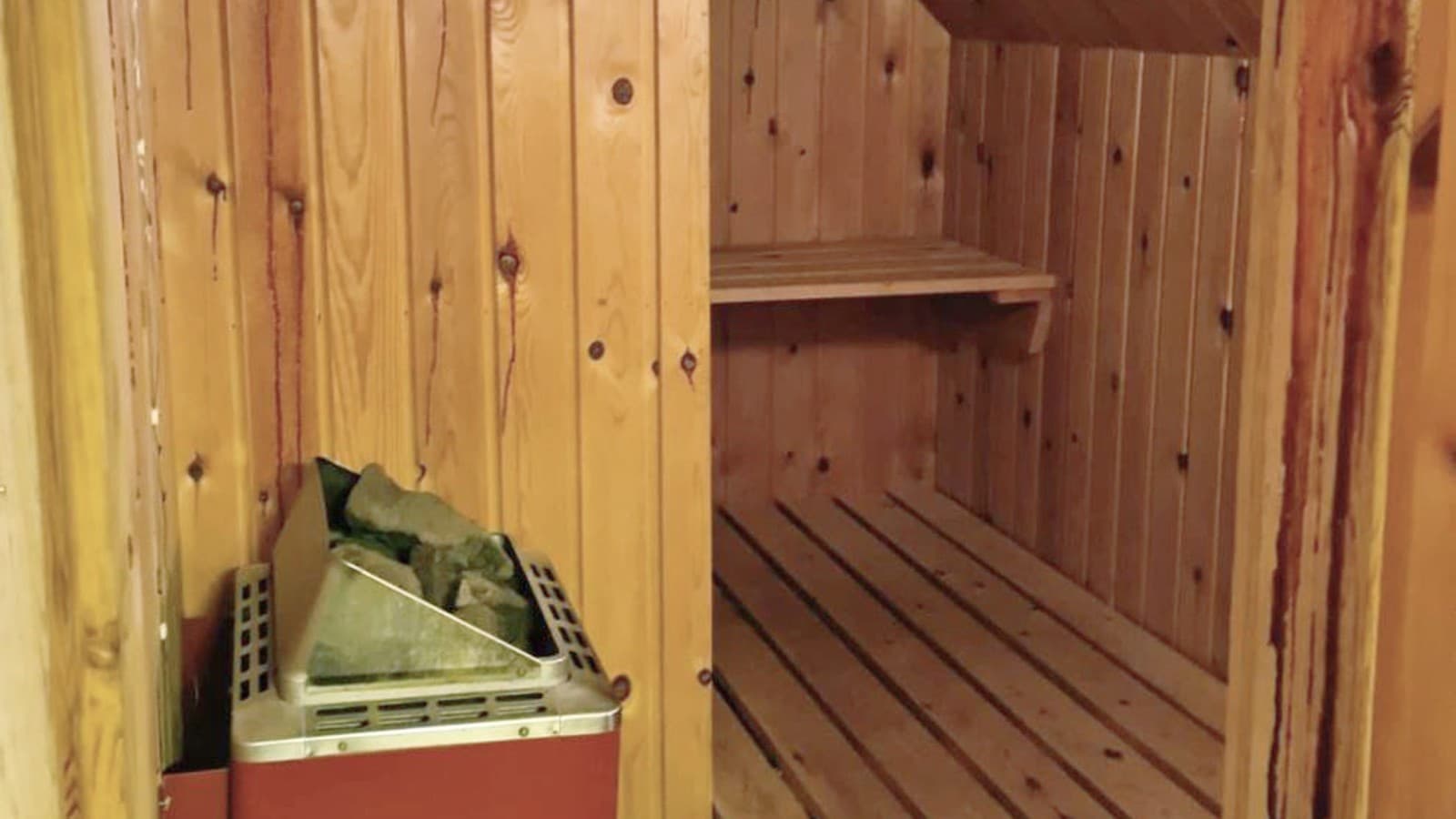 Een sauna met een schuin plafond (© @triner2 en @strandparken3) Een sauna met een schuin plafond (© @triner2 en @strandparken3)