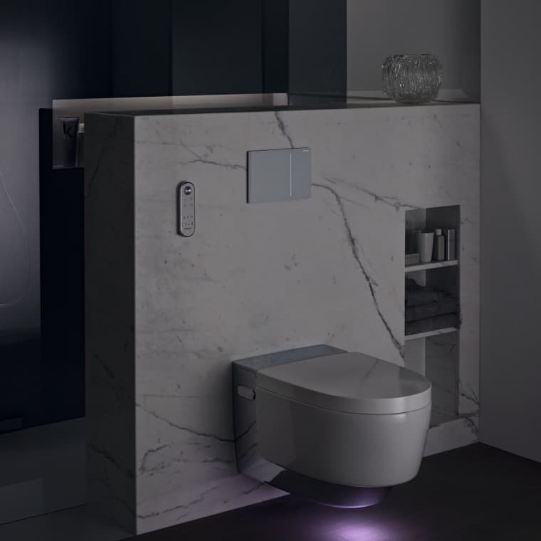 Geberit AquaClean Mera Comfort Chroom met oriëntatielichting (© Geberit) Geberit AquaClean Mera Comfort Chroom met oriëntatielichting (© Geberit)