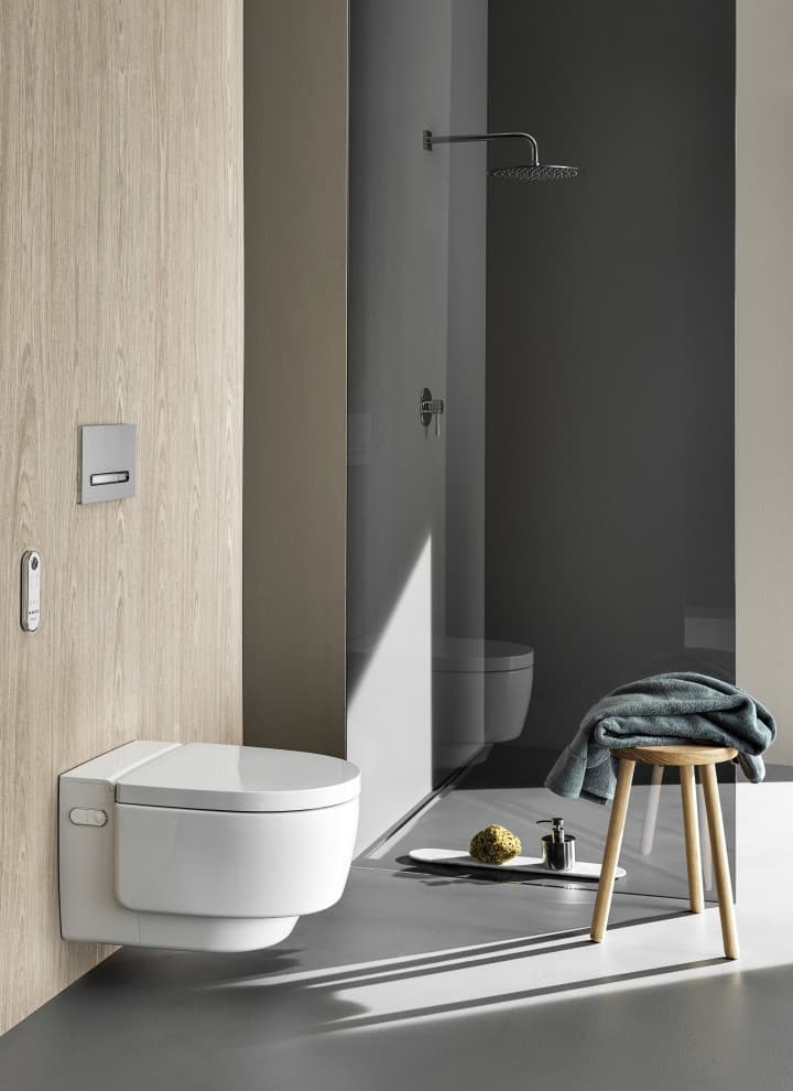 Geberit AquaClean Mera Comfort douchewc met Sigma50 bedieningsplaat (© Geberit) Geberit AquaClean Mera Comfort douchewc met Sigma50 bedieningsplaat (© Geberit)
