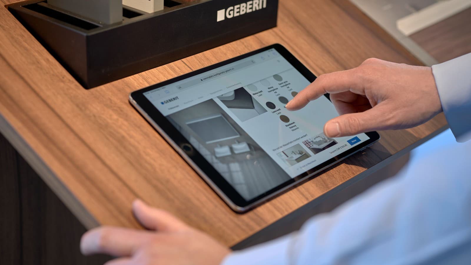 Man met tablet selecteert producten in een configurator Man met tablet selecteert producten in een configurator
