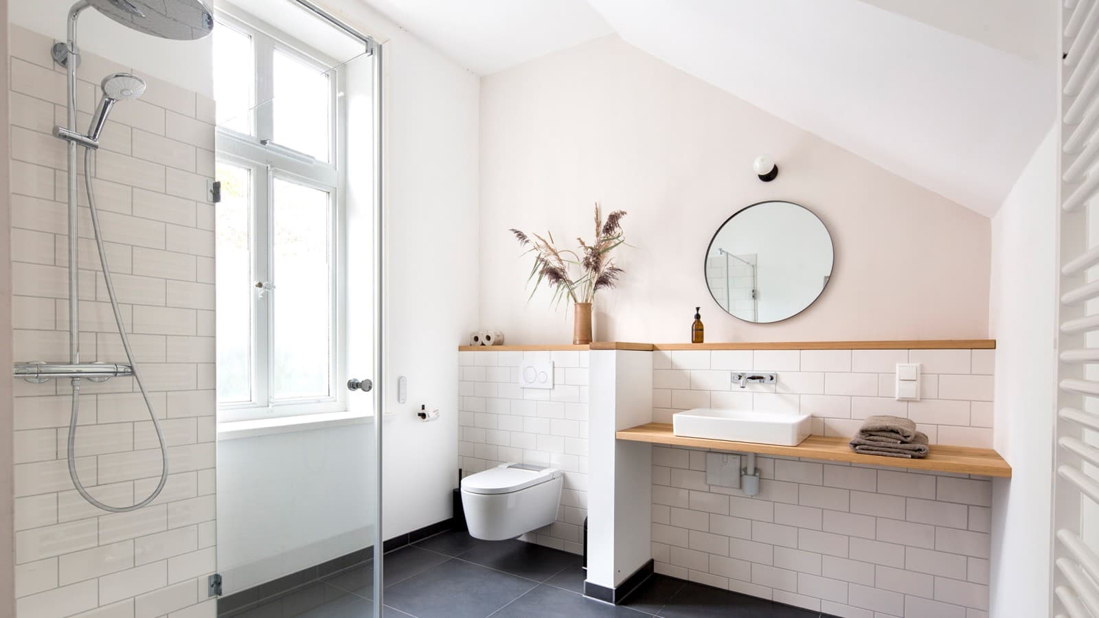 De Geberit ONE wastafel en ONE inbouwkraan werden geïnstalleerd in de gastentoiletten. De douchewc Geberit AquaClean Sela biedt net dat beetje extra comfort (© Geberit) De Geberit ONE wastafel en ONE inbouwkraan werden geïnstalleerd in de gastentoiletten. De douchewc Geberit AquaClean Sela biedt net dat beetje extra comfort (© Geberit)