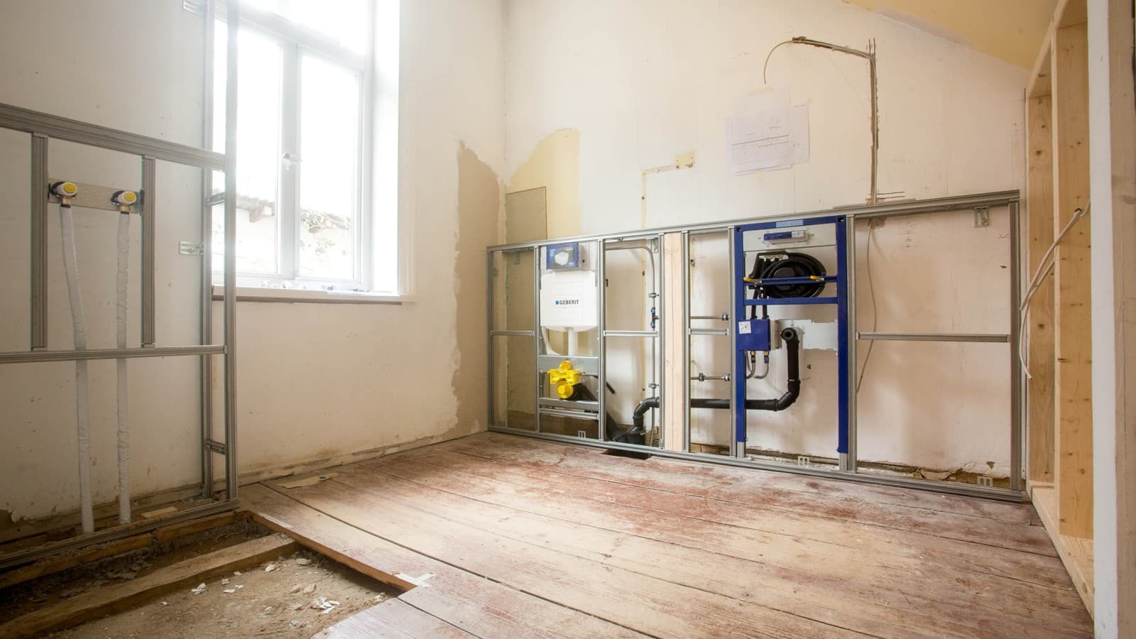 Niet alleen voor de muur, maar ook erachter kozen de bouwers voor Geberit producten (© Geberit) Niet alleen voor de muur, maar ook erachter kozen de bouwers voor Geberit producten (© Geberit)