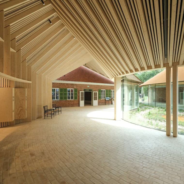 80.000 gele bakstenen sieren de vloer van het museum, zoals hier in de gewelfde verbindingsvleugel (© R_Hjortshoj) 80.000 gele bakstenen sieren de vloer van het museum, zoals hier in de gewelfde verbindingsvleugel (© R_Hjortshoj)