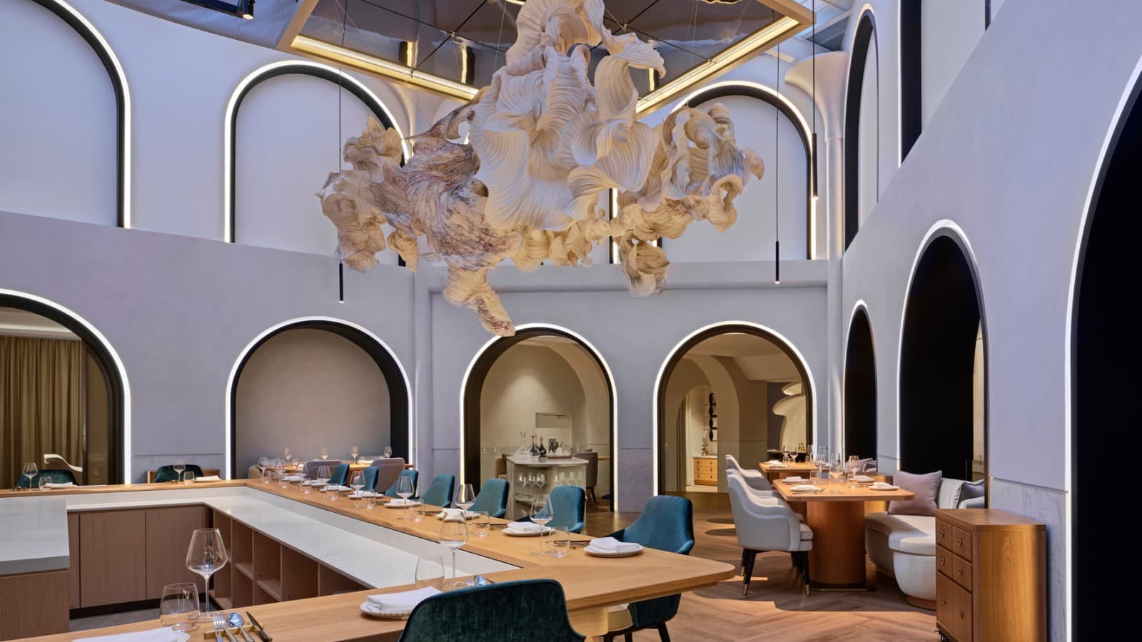 Een wolk van papier zweeft boven de grote eetzaal van Singapore's nieuwe met Michelin-sterren bekroonde restaurant Born (© Owen Raggett) Een wolk van papier zweeft boven de grote eetzaal van Singapore's nieuwe met Michelin-sterren bekroonde restaurant Born (© Owen Raggett)