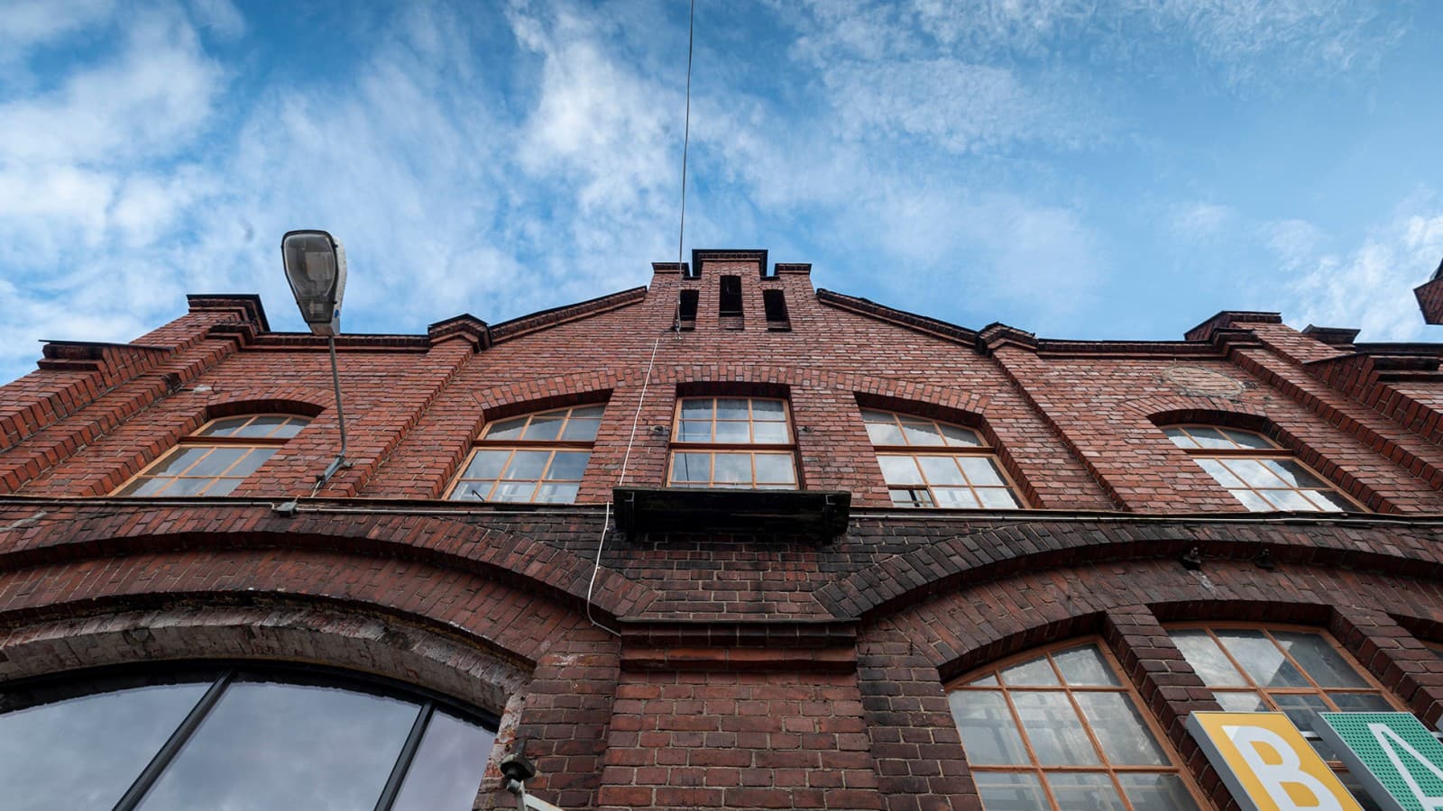 De spoorwegfabriek die op de monumentenlijst staat, wordt beschouwd als een van de beroemdste industriële gebouwen van Finland (© Kansallis Teatteri) De spoorwegfabriek die op de monumentenlijst staat, wordt beschouwd als een van de beroemdste industriële gebouwen van Finland (© Kansallis Teatteri)