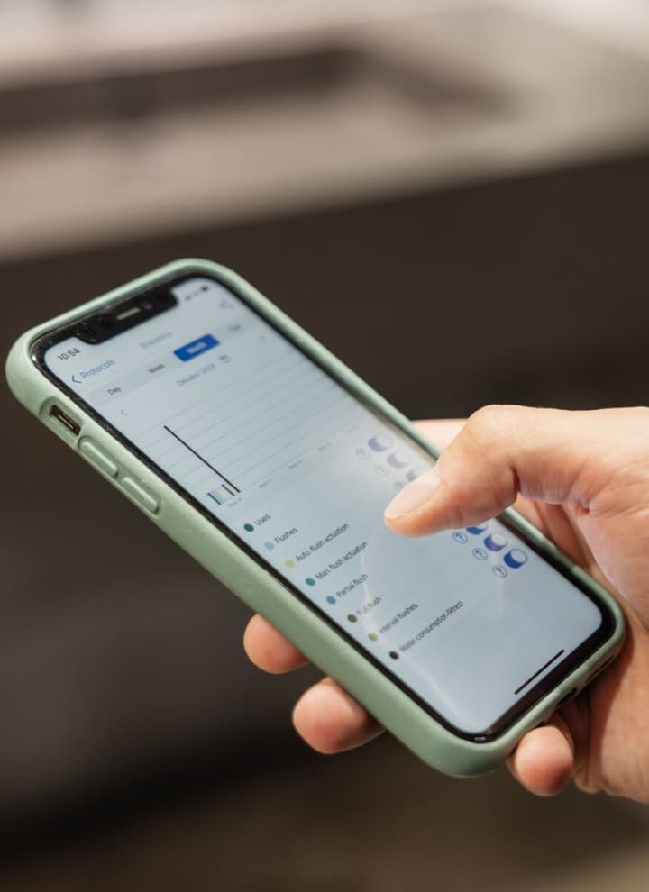 Uitlezen van de gebruiksdata via de Geberit Control App op het apparaat of centraal via het Geberit Gateway Uitlezen van de gebruiksdata via de Geberit Control App op het apparaat of centraal via het Geberit Gateway