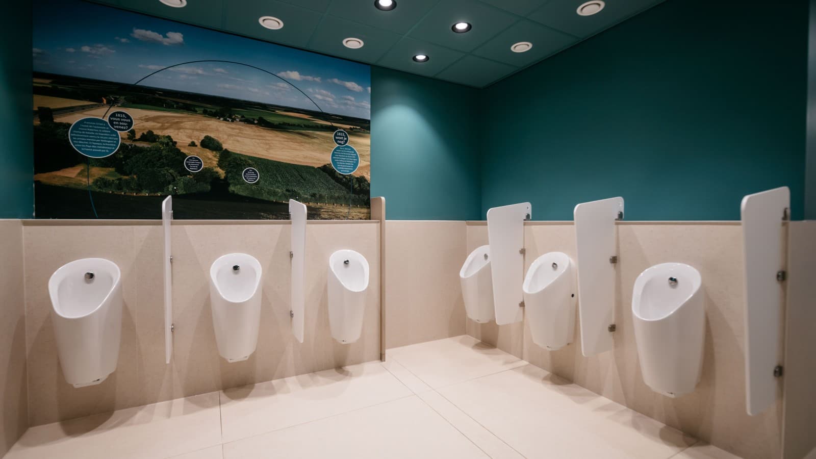 2theloo werkt nauw samen met Geberit. Veel producten voor en achter de wand zijn van Geberit, zoals de Preda urinoirs (© Michiel Stock) 2theloo werkt nauw samen met Geberit. Veel producten voor en achter de wand zijn van Geberit, zoals de Preda urinoirs (© Michiel Stock)