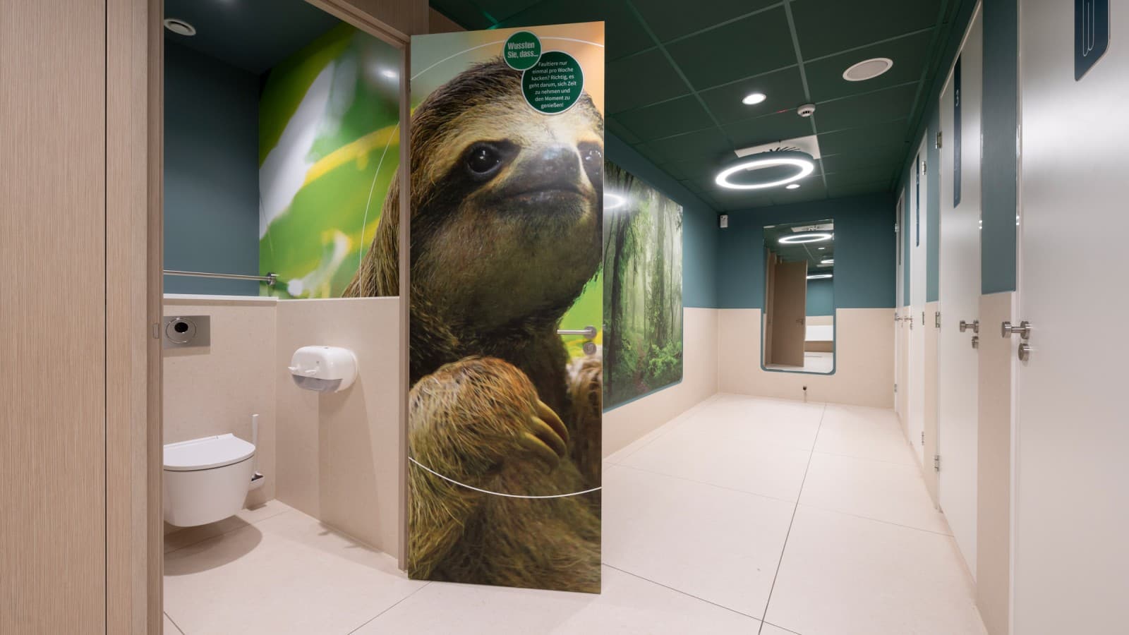 En het stijlvolle Geberit ONE WC-keramiek is beschikbaar in de WC-ruimtes (© Meike Goebel). En het stijlvolle Geberit ONE WC-keramiek is beschikbaar in de WC-ruimtes (© Meike Goebel).