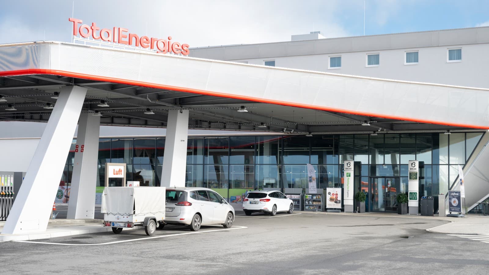De nieuwe wegrestaurant Evendorf opende in 2023 zijn deuren – en is voorzien van een openbaar toilet van 2theloo (© Meike Goebel) De nieuwe wegrestaurant Evendorf opende in 2023 zijn deuren – en is voorzien van een openbaar toilet van 2theloo (© Meike Goebel)