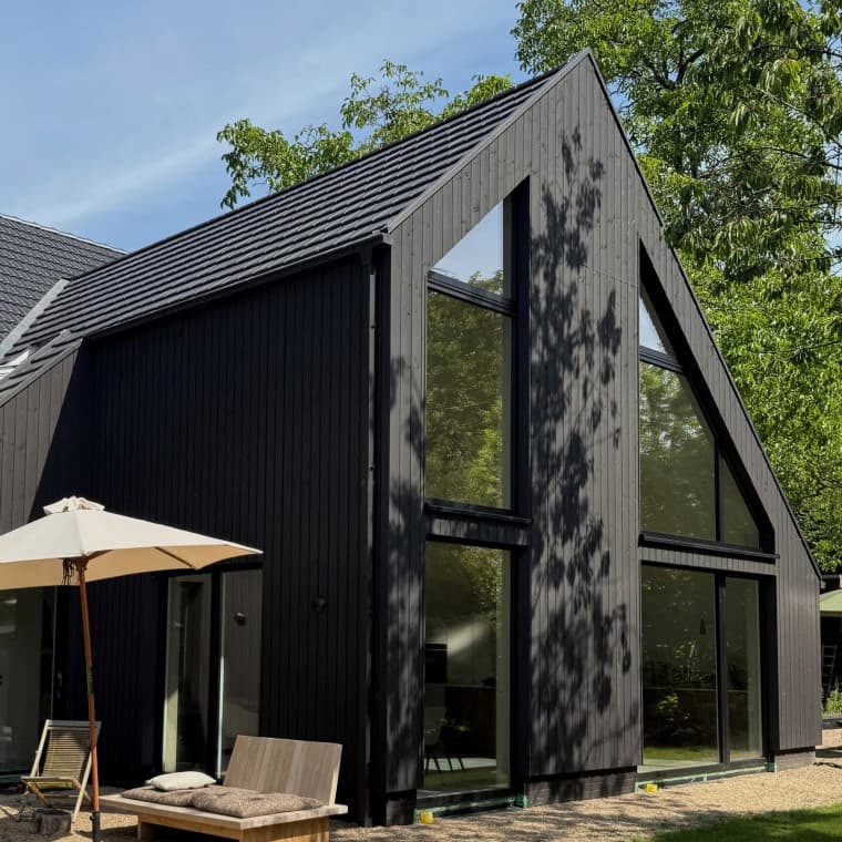De oude bouwstructuur van de villa werd grondig gerenoveerd en aangevuld met een moderne houten aanbouw (© Büşra Qadir) De oude bouwstructuur van de villa werd grondig gerenoveerd en aangevuld met een moderne houten aanbouw (© Büşra Qadir)