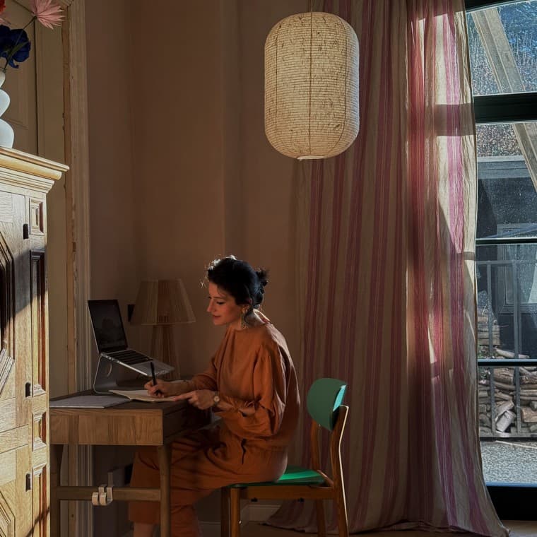 Büşra Qadir noemt haar interieurstijl ‘Fusion Living’ en combineert daarmee culturen, stijlen en kleuren (© Büşra Qadir) Büşra Qadir noemt haar interieurstijl ‘Fusion Living’ en combineert daarmee culturen, stijlen en kleuren (© Büşra Qadir)