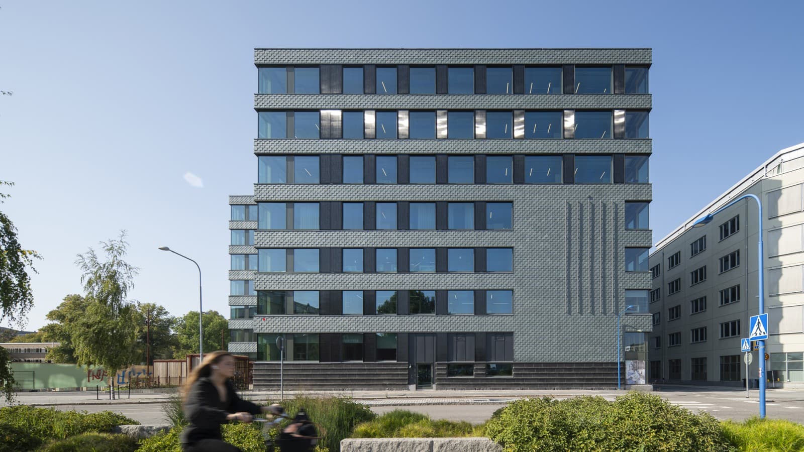 De gevel van leisteen en geïntegreerde zonnepanelen zorgt voor energie efficiëntie (© baraBild) De gevel van leisteen en geïntegreerde zonnepanelen zorgt voor energie efficiëntie (© baraBild)