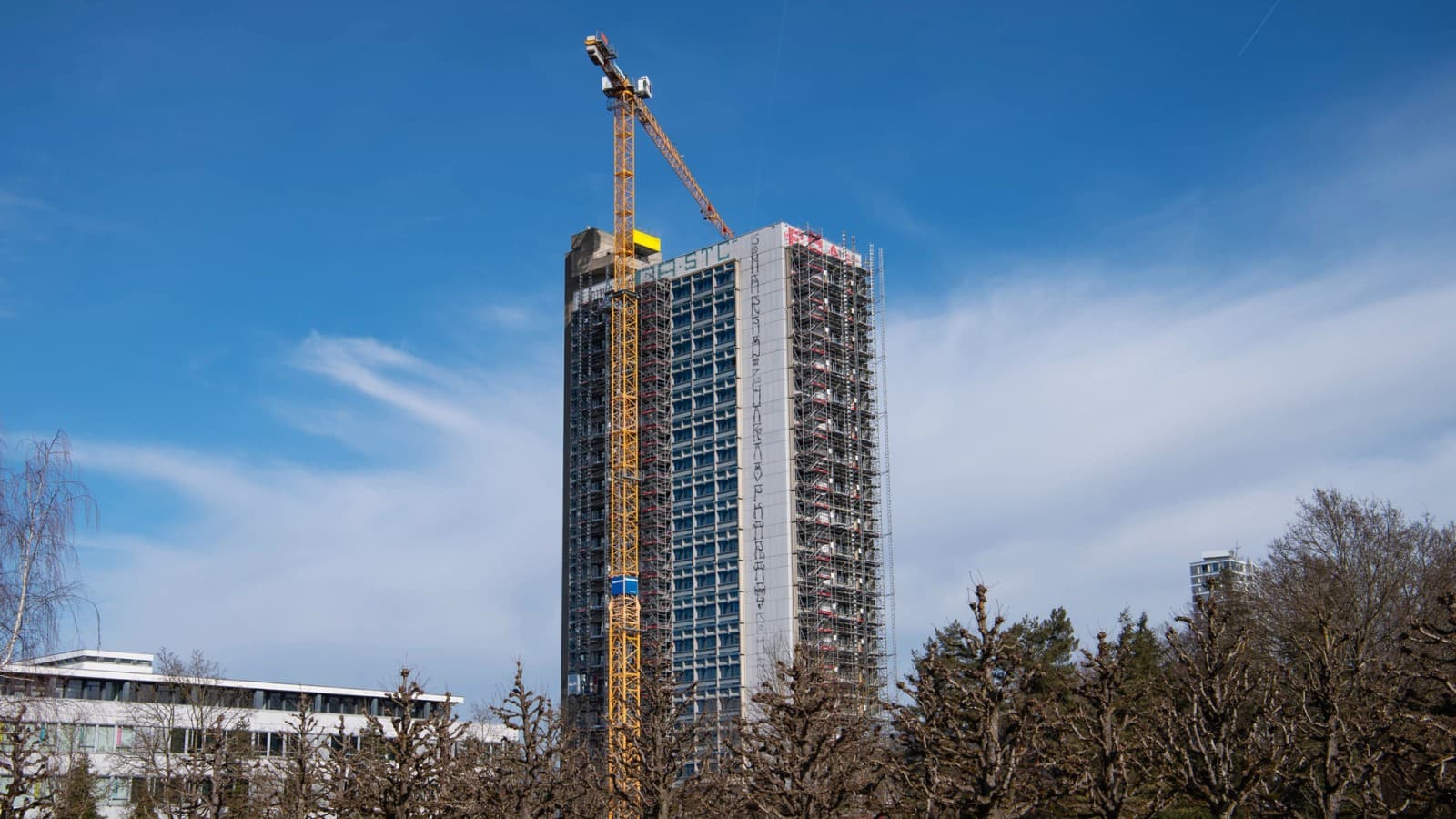 Het hoogbouwproject OMU 93 uit de jaren zeventig wordt gerenoveerd en herbestemd. Het hoogbouwproject OMU 93 uit de jaren zeventig wordt gerenoveerd en herbestemd.